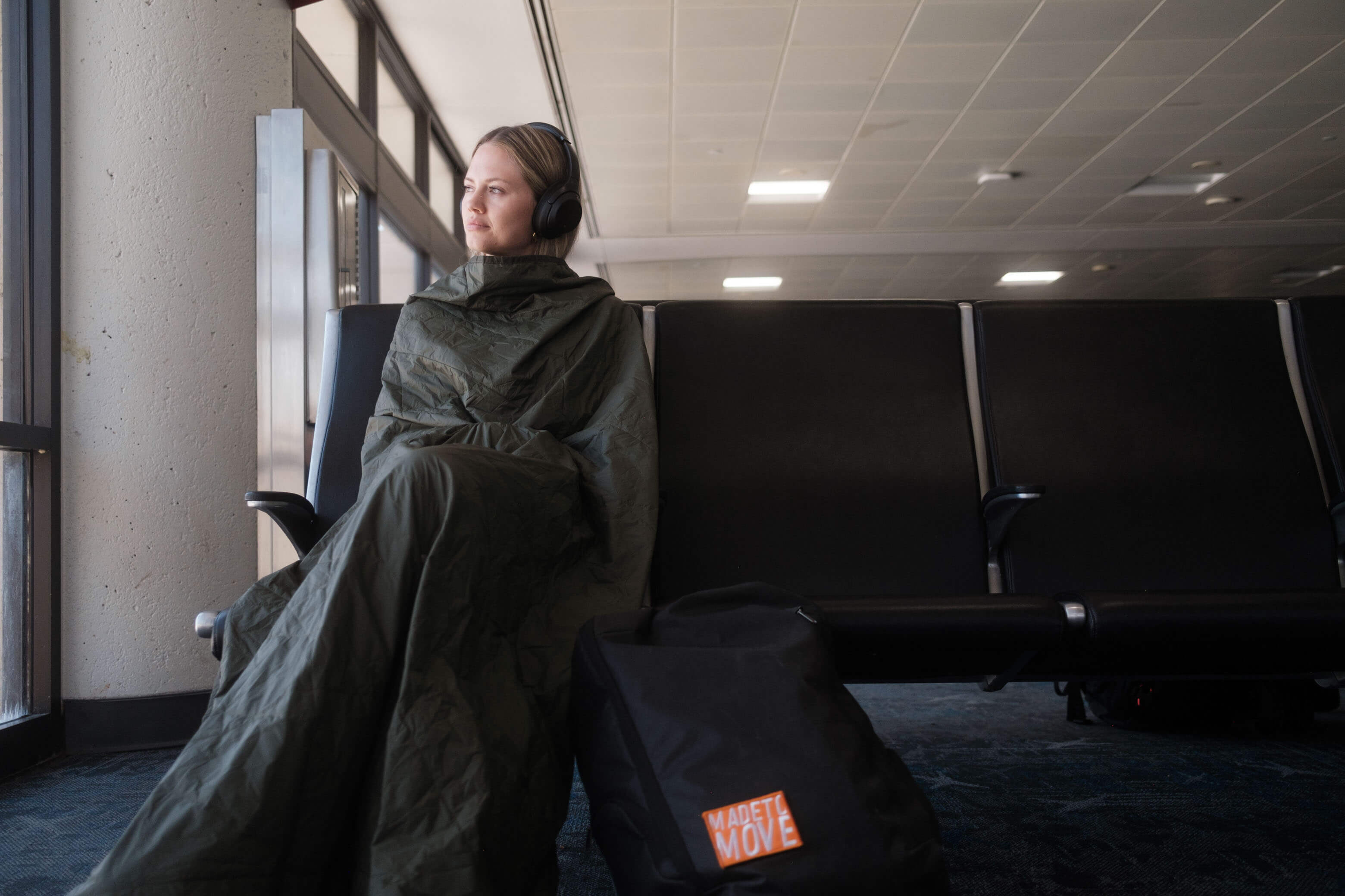 layover blanket in black, duffel bag